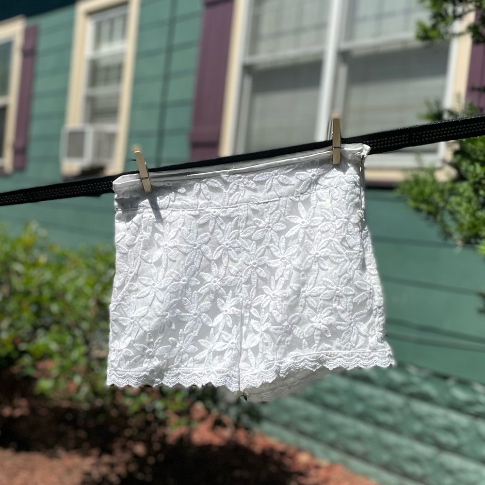 Monteau XS ivory lined lace daisy shorts